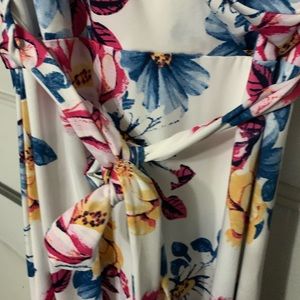 Floral flow dress with tie belt.